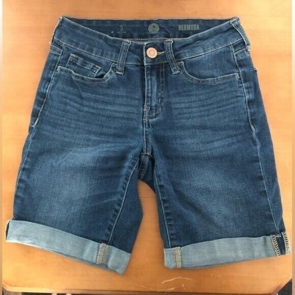 SO Junior's Size 3 Bermuda Long Jean Shorts‎